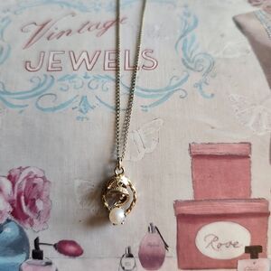 Elegant Gold and Pearl Pendant Necklace
